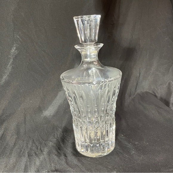 Elegant Clear Glass Decanter - Picture 2 of 9